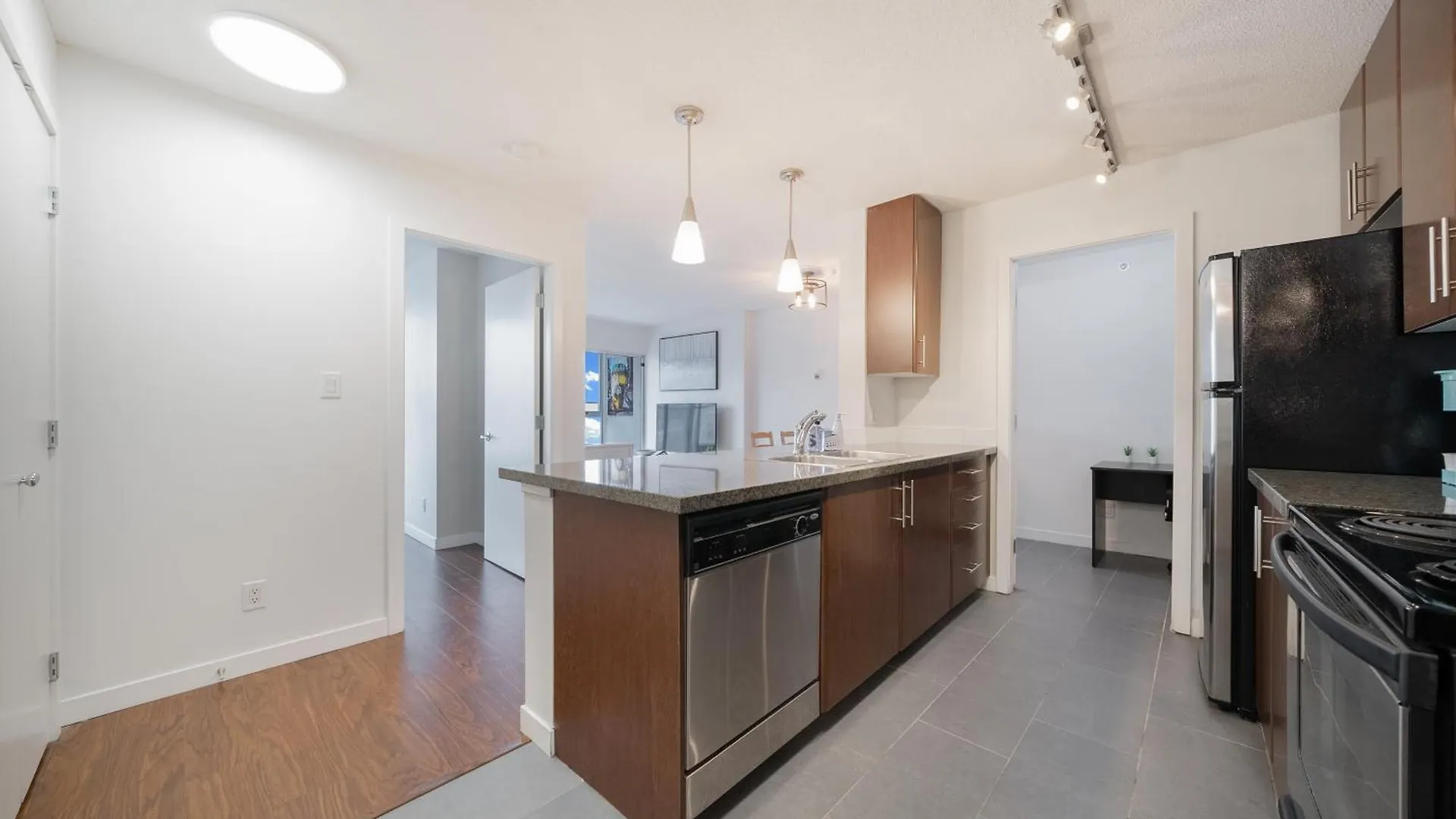Great Ocean Mountain & City Views With One Free Parking Vancouver Kanada