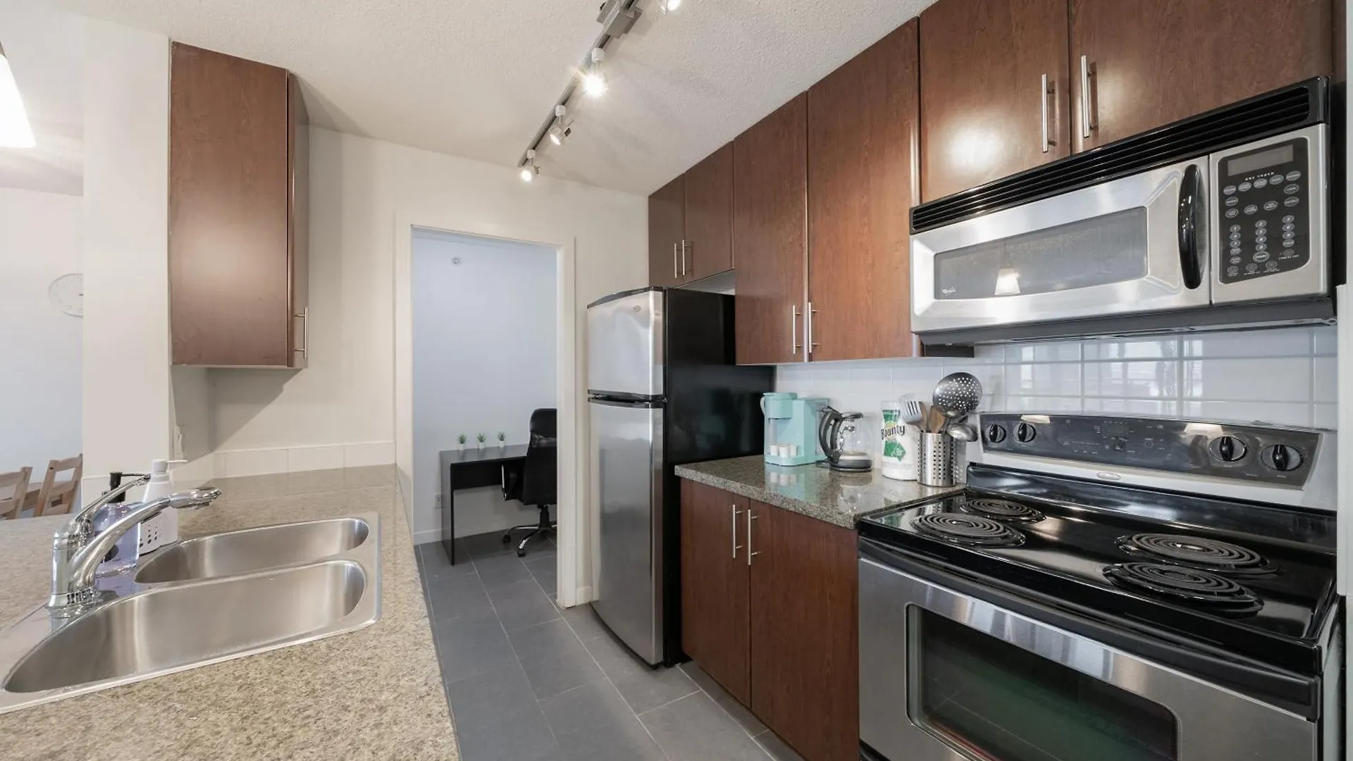 Great Ocean Mountain & City Views With One Free Parking Vancouver Apartment